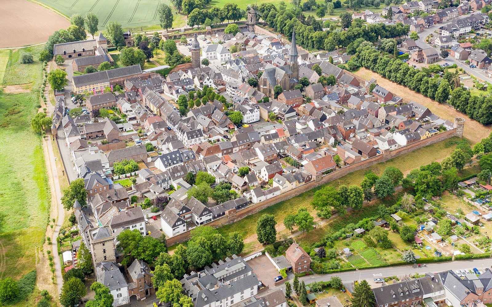 Luftaufnahme der historischen Altstadt Zons mit Stadtmauer und Türmen